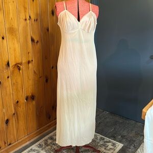 Extra long Ivory Vanity Fair Full Slip Sz 36 Side slit and lace details perfect!